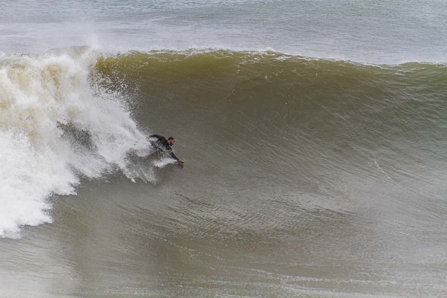 Mauricio Afonso não se intimida com as ondas pesadas e água fria na Joaquina (SC). Foto: Messias