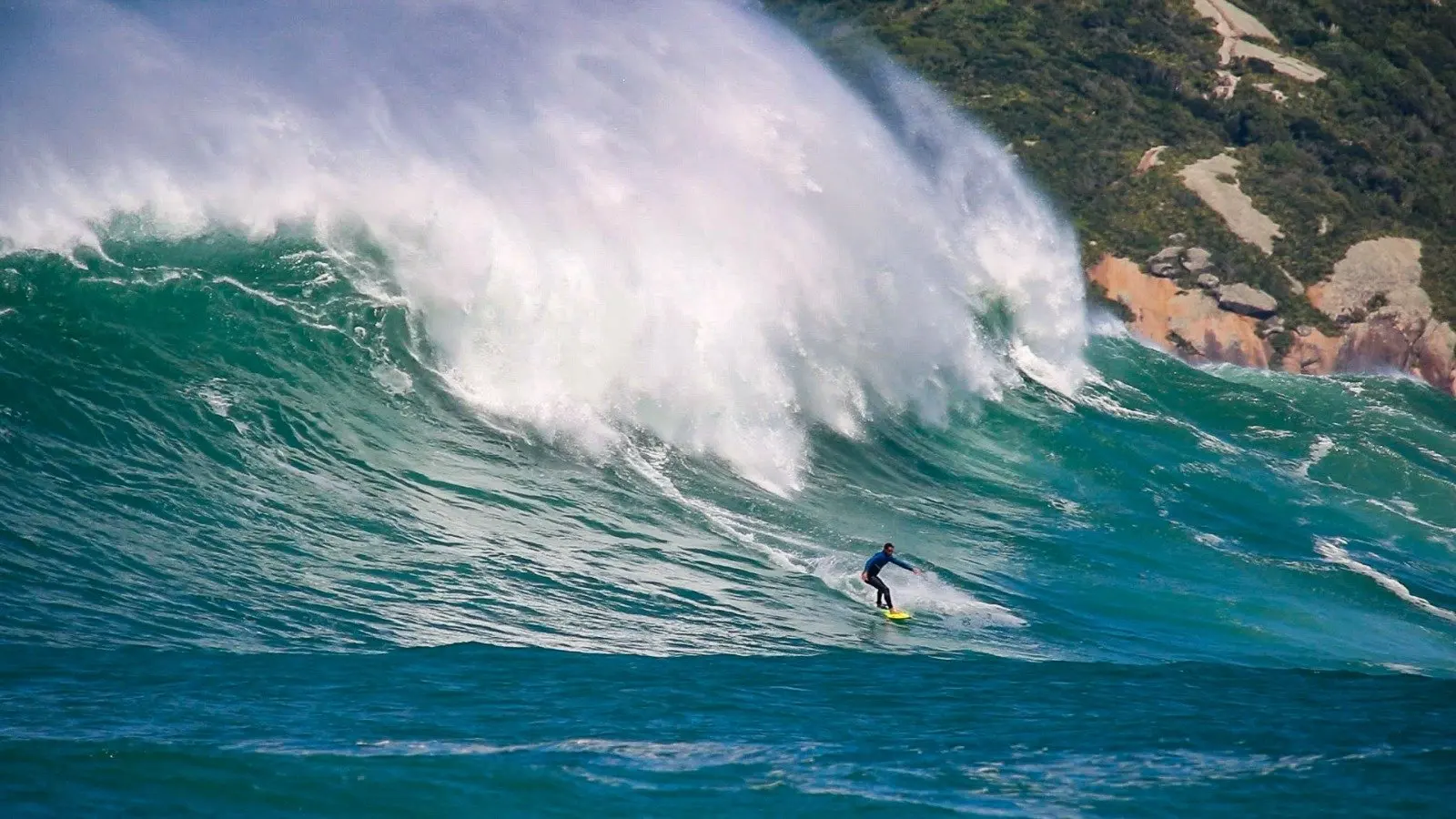 Pernambucano Paulo Moura encara a praia de Naufragados (SC) e vence Prêmio Brasileiro Ocyan de Ondas Grandes na categoria Maior Onda. Foto: Humberto Ferreira