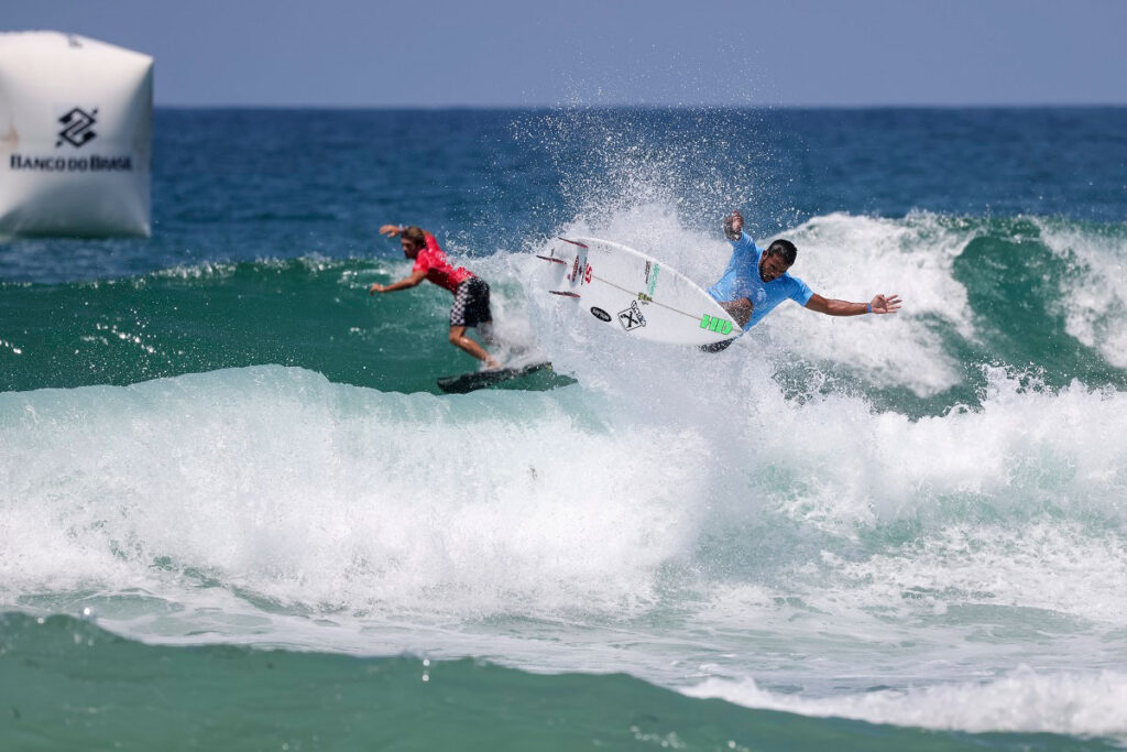 Edgard Groggia e Mateus Herdy (ao fundo), Circuito Banco do Brasil de Surfe 2023, Praia de Stella Maris, Salvador, Bahia, QS, Qualifying Series, WSL, World Surf League. Foto: WSL / Smorigo