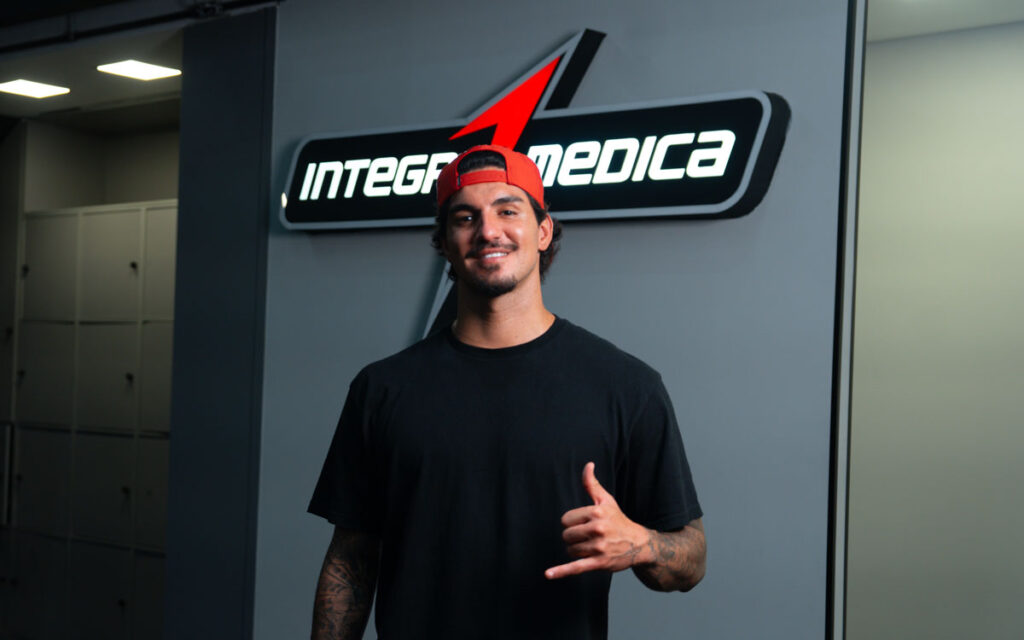 Gabriel Medina assina contrato com empresa de suplementação nutricional esportiva. Foto: Marcelus Colucci/Integralmedica