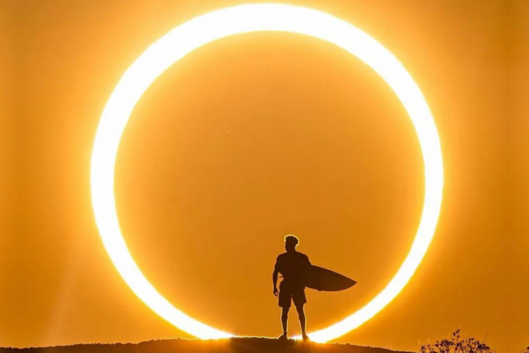 Italo Ferreira e a incrível imagem da eclipse anular do Sol no Rio Grande do Norte. Foto: Marcelo Maragni / Red Bull Content Pool