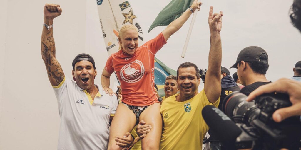 Tatiana Weston-Webb, medalha de ouro no ISA World Surfing Games de 2023, em El Salvador. Foto: ISA / Pablo Franco