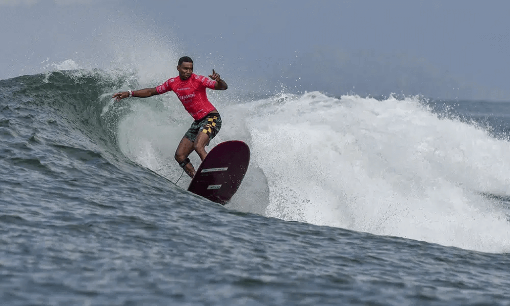 Carlos Bahia em ação na final do longboard no PASA Surfing Games em Santa Catalina, Panamá. Foto: Michael Tweddle / @nat.wild.photos