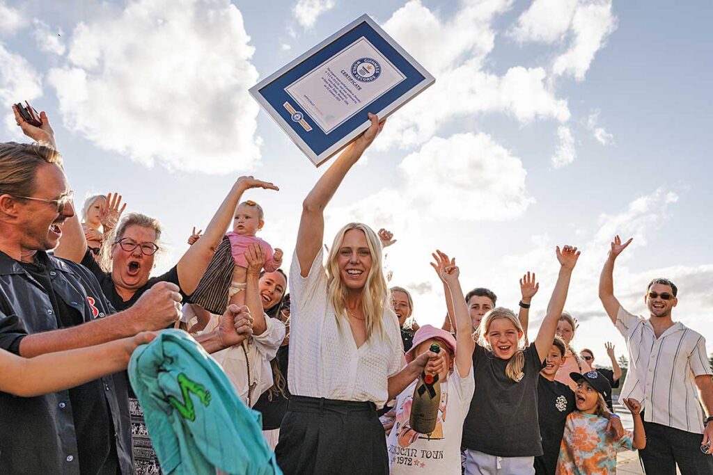 Laura Enever é premiada pelo Guinness Book em North Narrabeen, Austrália. Foto: Divulgação