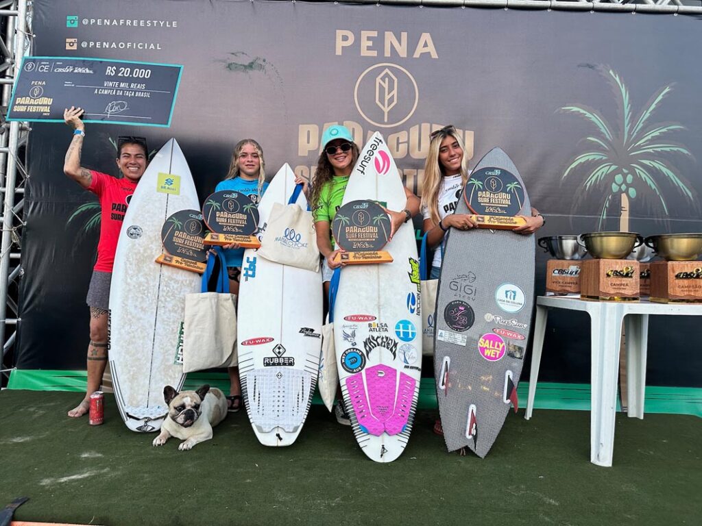 Finalistas da categoria feminina no Ronco do Mar. Foto: Lima Júnior / CBSurf.