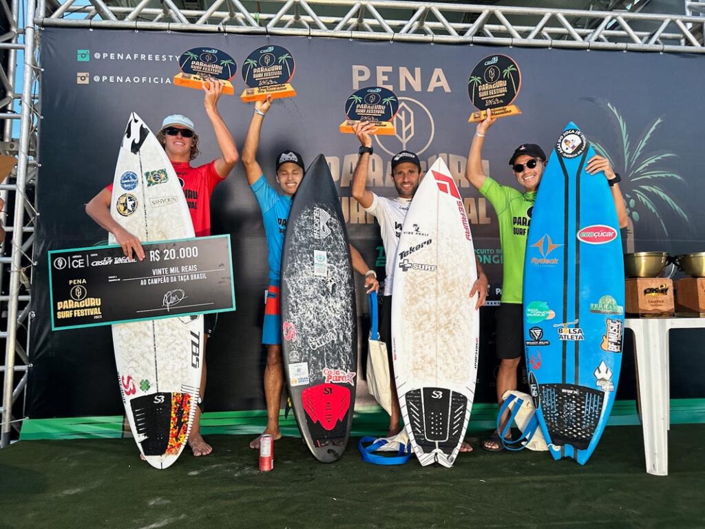 Finalistas da categoria masculina no Ronco do Mar. Foto: Lima Júnior / CBSurf.