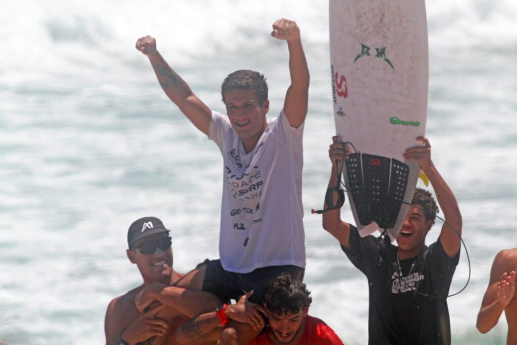 Daniel Templar é o novo campeão estadual de surfe da FESERJ. Foto: Luciano Cabal