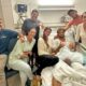 Família e equipe de João Chianca se reúnem com Top da elite mundial em hospital depois do acidente no Backdoor de Pipeline, Havaí. Foto: @yunneskhader