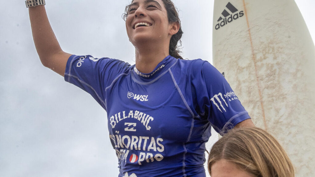 Daniella Rosas festejando a sua primeira vitória em etapas do QS em casa. Foto: WSL / Lorenzo Bazo