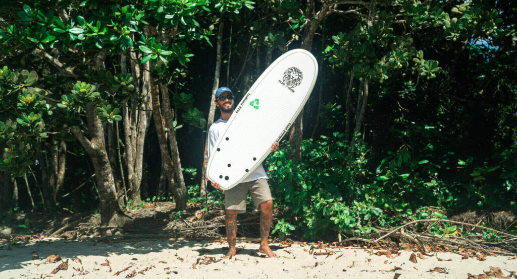Filipe Toledo lança a Ecoboard FT77, prancha de surfe 100% reciclável. Foto: Divulgação