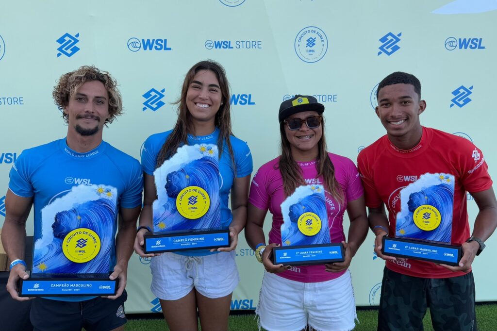 Mateus Sena, Sol Aguirre, Juliana dos Santos e Adauto Sena no pódio (Crédito da Foto: Aleko Stergiou / WSL Latam)