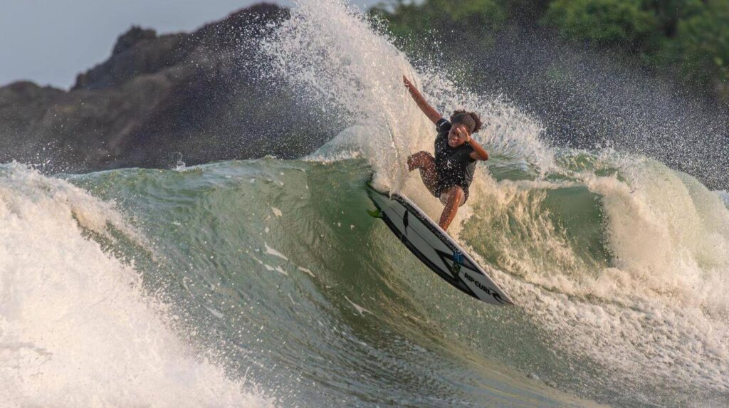 Maria Eduarda César, Itacaré, Bahia, Praia da Tiririca. Maria é convidada para o Dream Tour em São Conrado. Foto: Fabriciano Jr. / Survive Photos