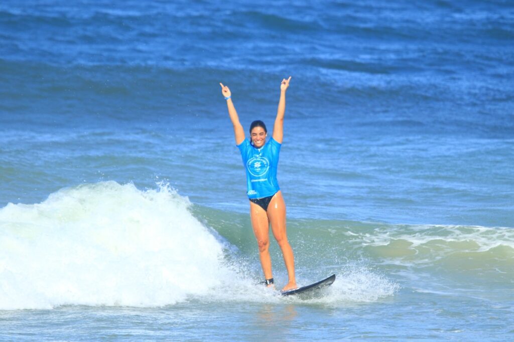 Sol Aguirre vibrando com a sua terceira vitória no QS e a primeira em 2024 (Crédito da Foto: Aleko Stergiou / WSL Latam)