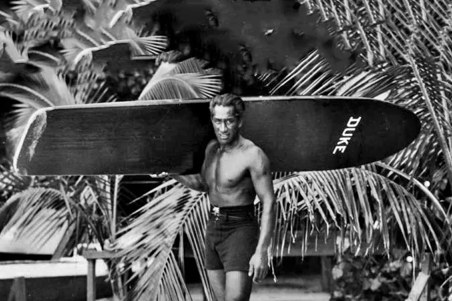 Duke Kahanamoku, o "Pai do Surfe Moderno", revolucionou o esporte ao levar o surfe do Havaí para o mundo, tornando-se ícone global e símbolo da cultura havaiana.