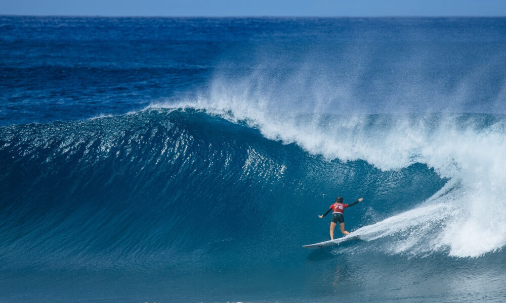 A campeã mundial Caitlin Simmers botando pra baixo em Pipeline (Crédito da Foto: WSL / Brent Bielmann)