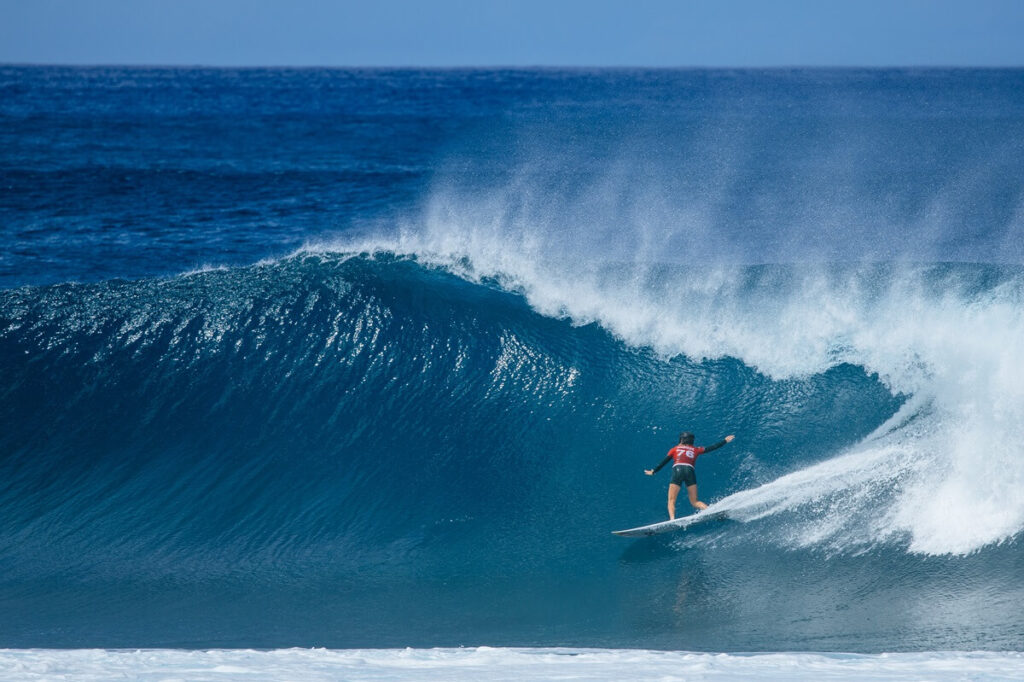 A campeã mundial Caitlin Simmers botando pra baixo em Pipeline (Crédito da Foto: @WSL / Brent Bielmann)