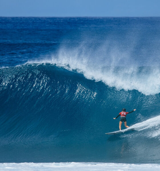 A campeã mundial Caitlin Simmers botando pra baixo em Pipeline (Crédito da Foto: WSL / Brent Bielmann)