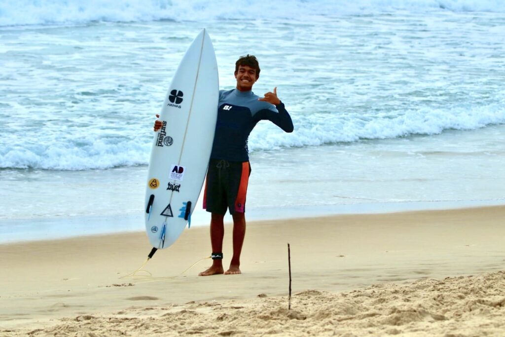 Esdras Morais, surfista baiano radicado em Santa Catarina, celebra a conquista da bolsa ISA 2024, que impulsionará sua carreira no surfe competitivo. Foto: Divulgação