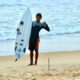 Esdras Morais, surfista baiano radicado em Santa Catarina, celebra a conquista da bolsa ISA 2024, que impulsionará sua carreira no surfe competitivo. Foto: Divulgação