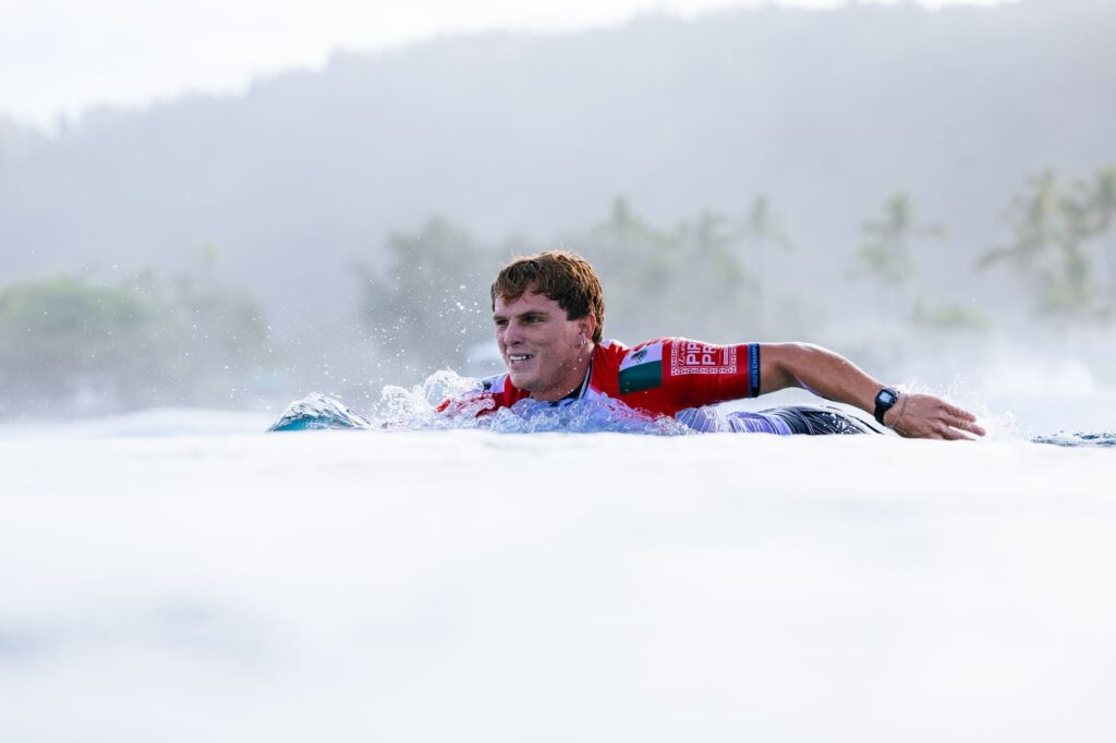 Alan Cleland Jr. durante o Lexus Pipe Pro 2025, em Pipeline, no Havaí