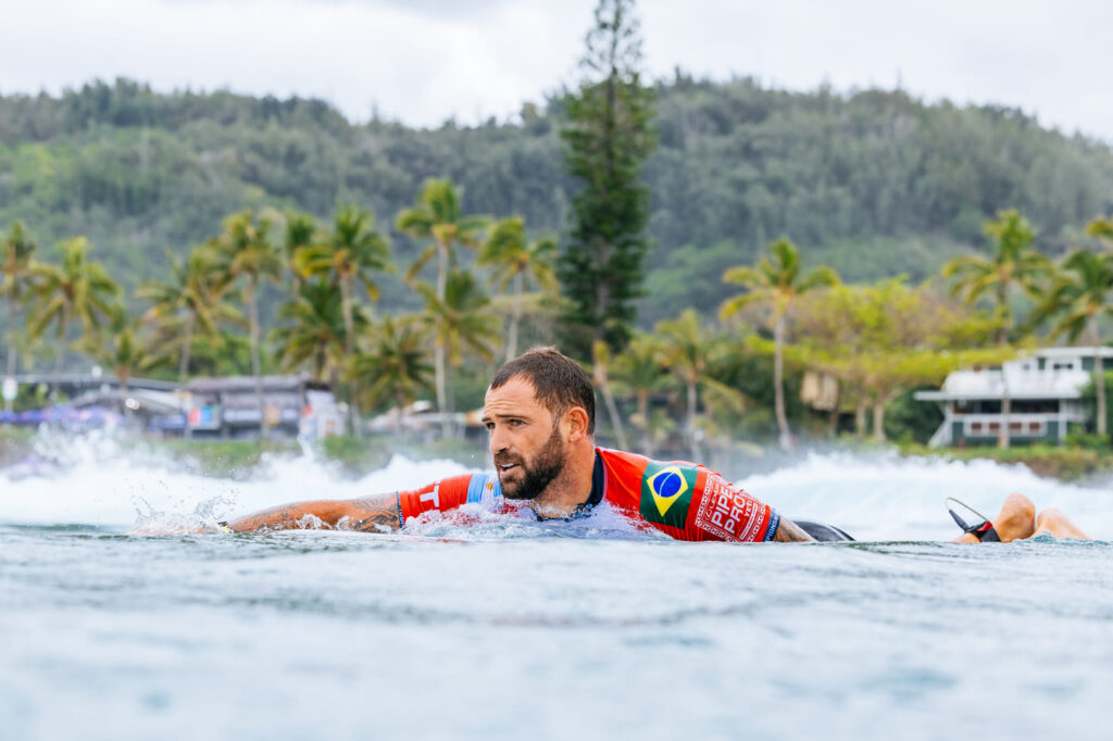 Alejo Muniz em Pipeline durante competição da WSL