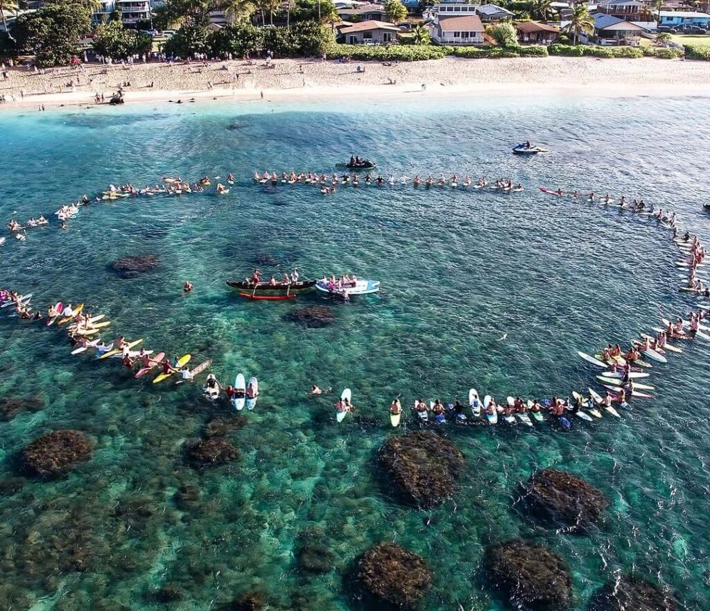 Homenagem a Tiare Couto no North Shore do Havaí, Waialua, Hawaii. Foto: Bruno Lemos