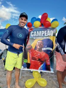 Uri Valadão foi homenageado na Escolinha Uri Valadão, em Piatã, após sua vitória na primeira etapa do Mundial de Bodyboard 2025. Foto: Escolinha Uri Valadão