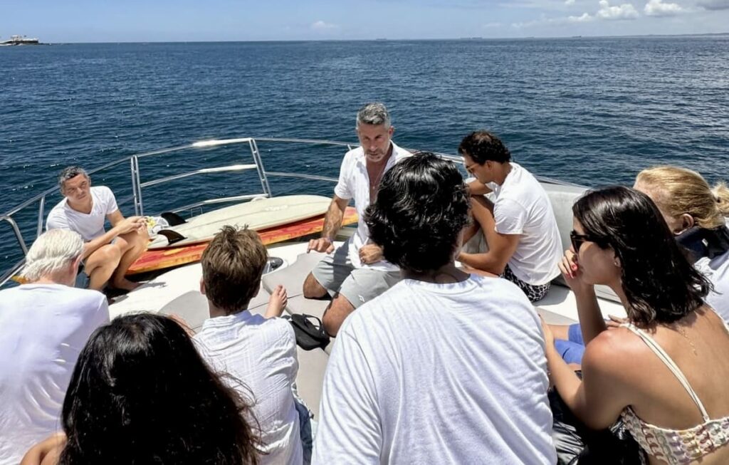 Danilo Couto reúne amigos e parentes em linda homenagem em memória da filha Tiare na Baía de Todos os Santos, Salvador (BA). Foto: Ader Oliveira / AOS Mídia