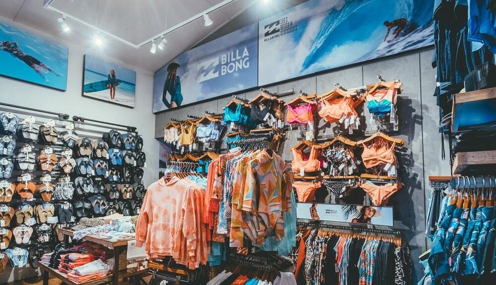 Mais de 100 lojas da Quiksilver, Billabong e Volcom nos EUA serão fechadas após a operadora Liberated Brands entrar com pedido de falência.