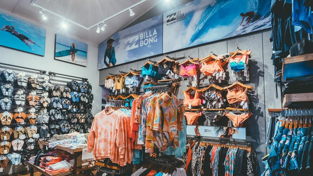 Mais de 100 lojas da Quiksilver, Billabong e Volcom nos EUA serão fechadas após a operadora Liberated Brands entrar com pedido de falência.