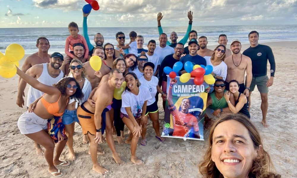 Uri Valadão foi homenageado na Escolinha Uri Valadão, em Piatã, após sua vitória na primeira etapa do Mundial de Bodyboard 2025. Foto: Escolinha Uri Valadão