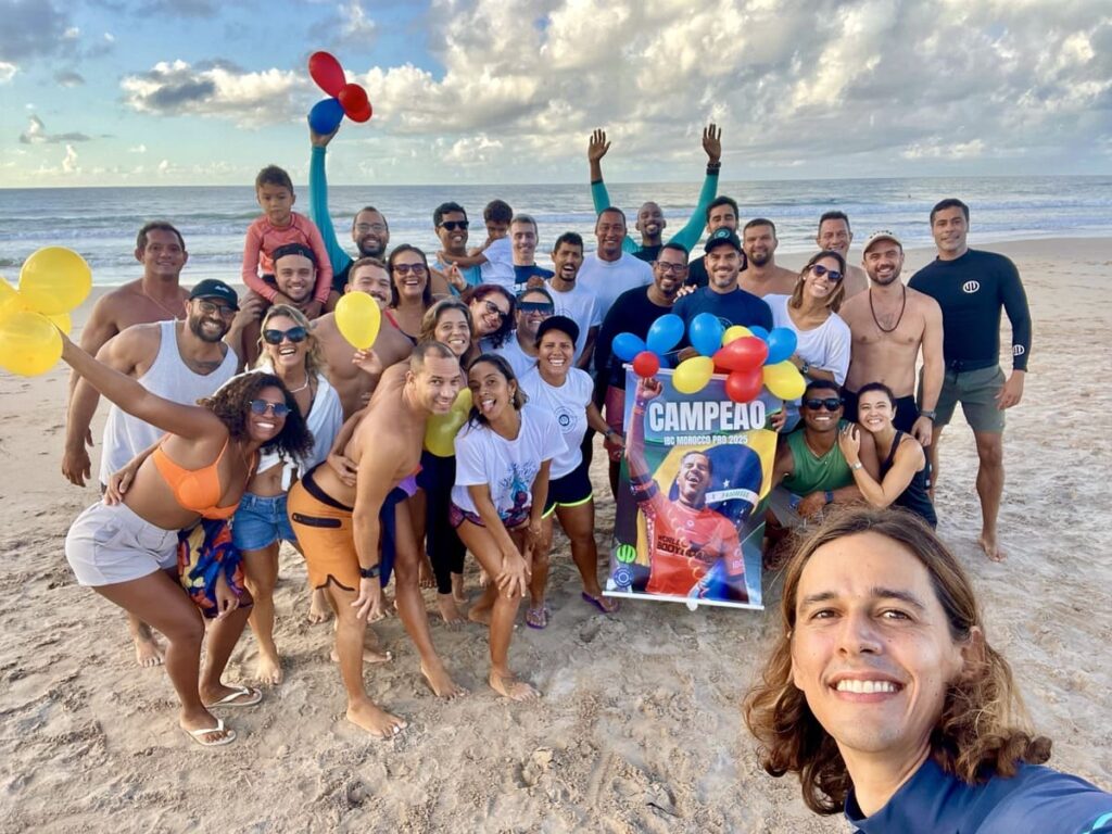 Uri Valadão foi homenageado na Escolinha Uri Valadão, em Piatã, após sua vitória na primeira etapa do Mundial de Bodyboard 2025. Foto: Escolinha Uri Valadão