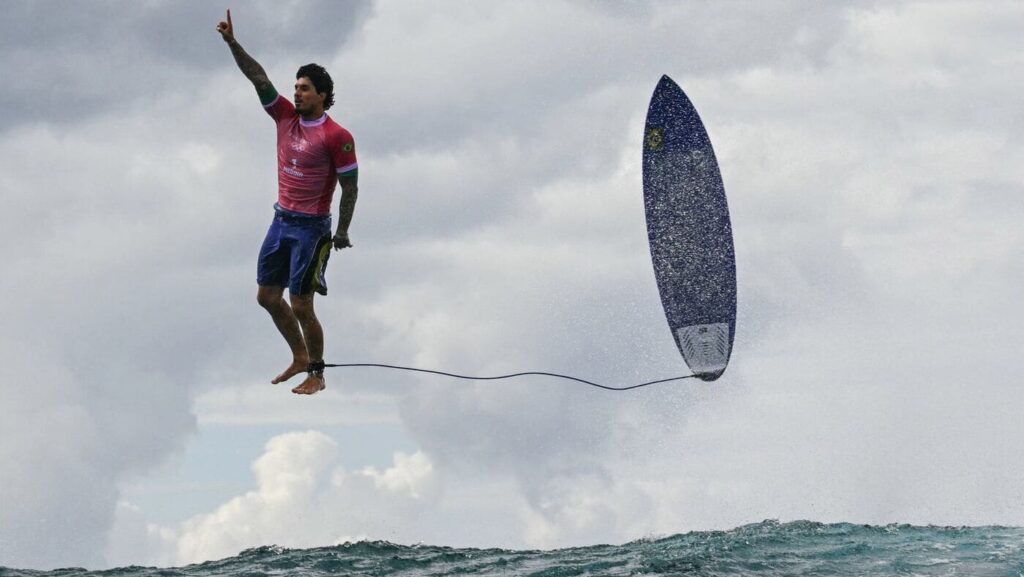 Gabriel Medina e Tatiana Weston-Webb, Olimpíadas de Paris 2024, Teahupoo, Tahiti, Polinésia Francesa, Taiti, Surfe, Surf, Swell, Jogos Olímpicos. Foto: Jerome Brouillet / AFP