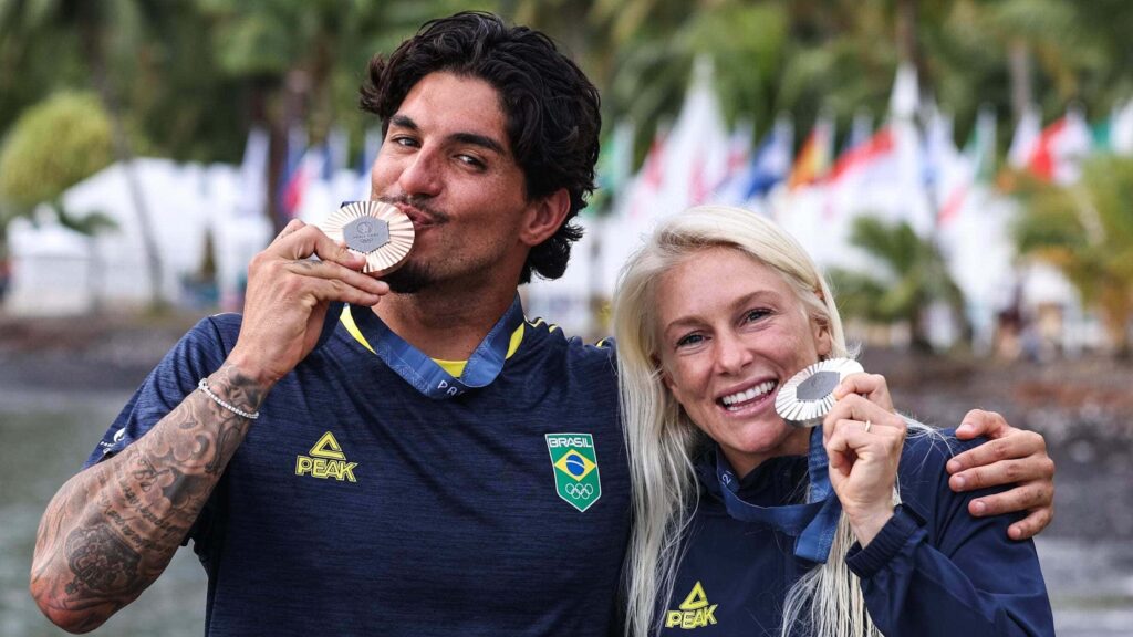 Gabriel Medina e Tatiana Weston-Webb, Olimpíadas de Paris 2024, Teahupoo, Tahiti, Polinésia Francesa, Taiti, Surfe, Surf, Swell, Jogos Olímpicos. Foto: COB / William