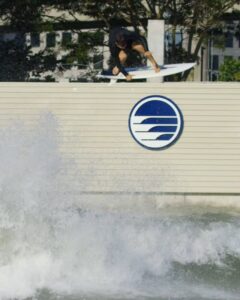 Pedro Barros desafia os limites e realiza um dos aéreos mais altos já vistos em uma piscina de ondas no Boa Vista Club, São Paulo, surpreendendo o mundo do surfe e do skate. Frame: Bruno Zanin