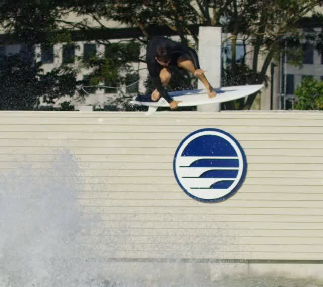 Pedro Barros desafia os limites e realiza um dos aéreos mais altos já vistos em uma piscina de ondas no Boa Vista Club, São Paulo, surpreendendo o mundo do surfe e do skate. Frame: Bruno Zanin