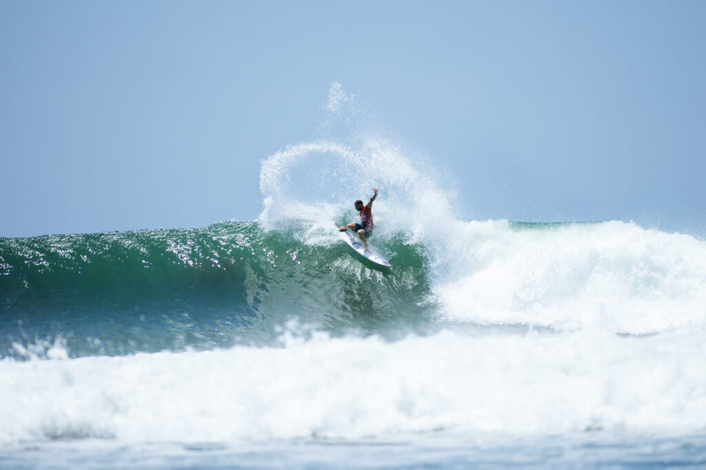 Alejo Muniz competindo no circuito profissional da WSL