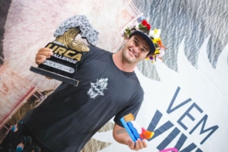 Pedro Calado vence o Urca Challenge 2025 com nota 10 em Guamaré, Rio Grande do Norte, Big Swell, Ondas Grandes, Urca do Minhoto. Foto: Levi Guimarães