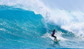 Michelle des Bouillons em ação no Urca Challenge 2025 em Guamaré, Rio Grande do Norte, Big Swell, Ondas Grandes, Urca do Minhoto. Foto: Alexandre Alessy