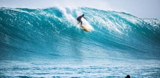 Marcos Monteiro em ação no Urca Challenge 2025 em Guamaré, Rio Grande do Norte, Big Swell, Ondas Grandes, Urca do Minhoto. Foto: Alexandre Alessy