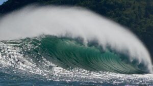 Ondas perfeitas com swell de sul na Praia de Maresias, São Sebastião (SP). Foto: Aleko Stergiou