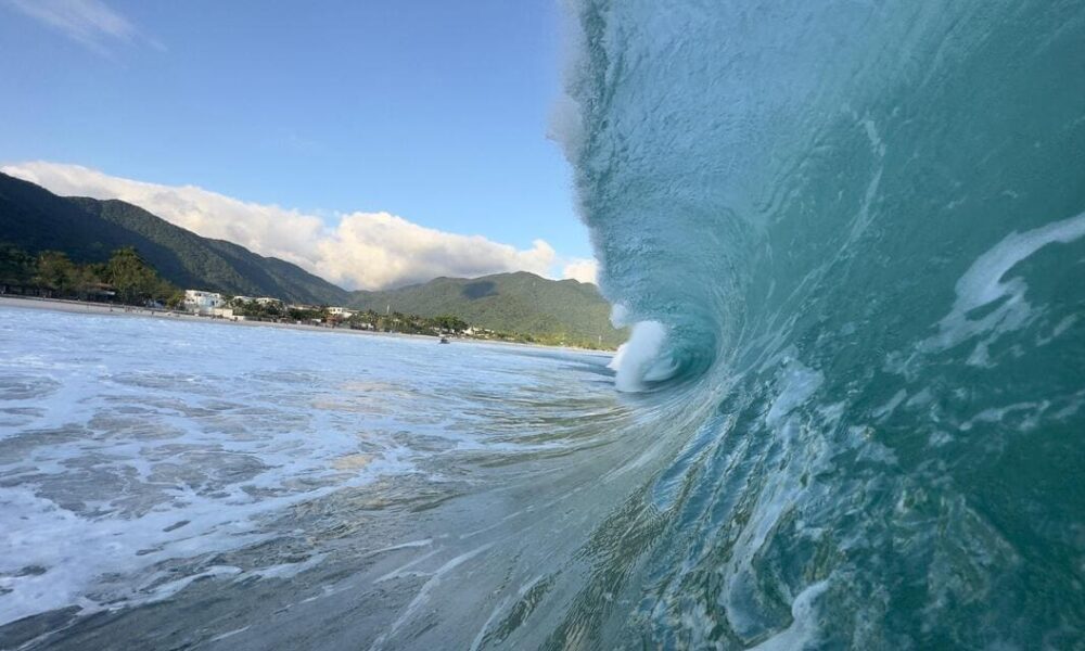 Ondas perfeitas com swell de sul na Praia de Maresias, São Sebastião (SP). Foto: Aleko Stergiou
