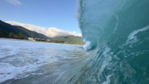 Ondas perfeitas com swell de sul na Praia de Maresias, São Sebastião (SP). Foto: Aleko Stergiou