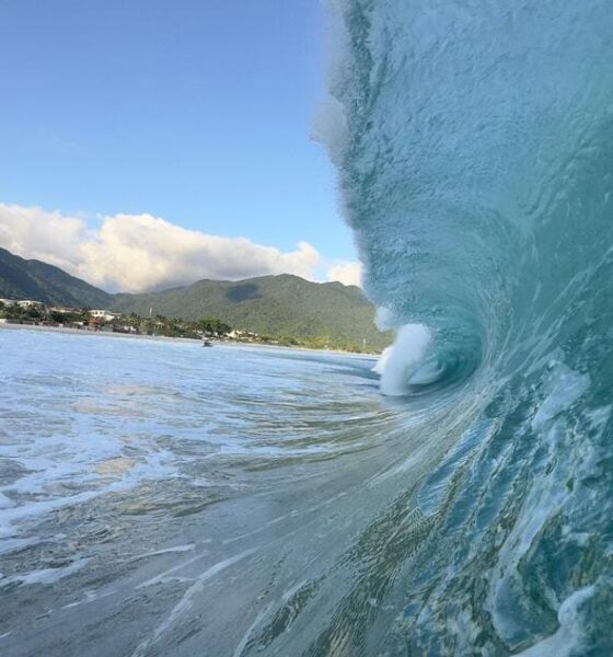 Ondas perfeitas com swell de sul na Praia de Maresias, São Sebastião (SP). Foto: Aleko Stergiou