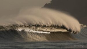 Ondas perfeitas com swell de sul na Praia de Maresias, São Sebastião (SP). Foto: Aleko Stergiou