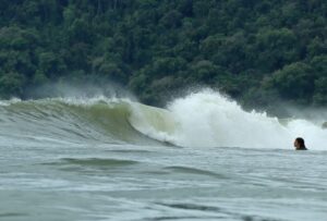 Praia do Tombo, no Guarujá (SP), recebe a abertura do Hang Loose Surf Attack 2025. Foto: Munir El Hage