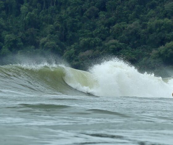 Praia do Tombo, no Guarujá (SP), recebe a abertura do Hang Loose Surf Attack 2025. Foto: Munir El Hage