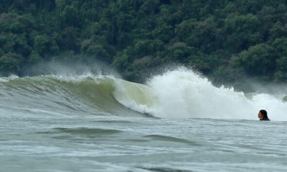 Praia do Tombo, no Guarujá (SP), recebe a abertura do Hang Loose Surf Attack 2025. Foto: Munir El Hage