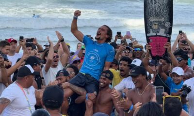 O potiguar Mateus Sena é carregado por seus conterrâneos após vencer a etapa de Natal (RN) do Circuito Banco do Brasil 2024, na Praia de Miami; WSL/Aleko Stergiou