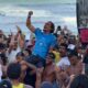 O potiguar Mateus Sena é carregado por seus conterrâneos após vencer a etapa de Natal (RN) do Circuito Banco do Brasil 2024, na Praia de Miami; WSL/Aleko Stergiou